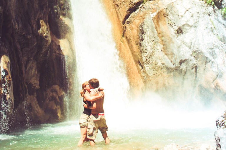 Paar küsst sich vor Tschaukofall