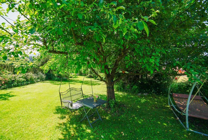 Gästehaus Huss Garten mit Schaukel