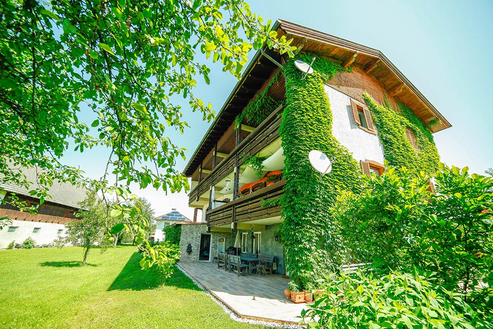 Gästehaus Huss - Blick vom Garten auf die Terrasse